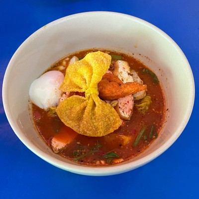 เกี๊ยวเย็นตาโฟต้มยำไข่