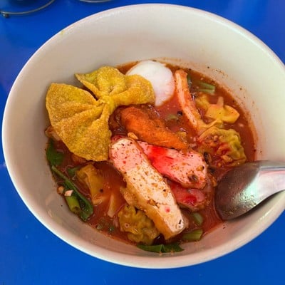 เกี๊ยวเย็นตาโฟต้มยำไข่