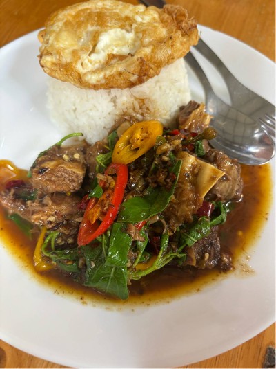 ข้าวกะเพราเนื้อตุ๋น