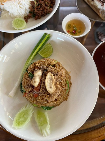 ข้าวผัดรถไฟใส่กากหมู