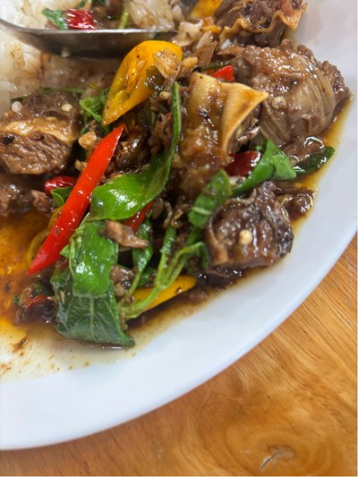 ข้าวกะเพราเนื้อตุ๋น