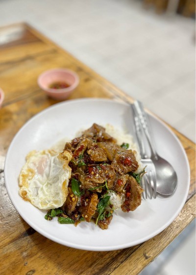 🍛 ข้าวสามชั้นผัดกะเพราไข่ดาว. (ราคา 55 บาท.)