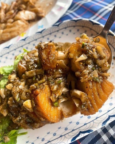 ปลาอินทรีย์ราดซอสพริกไทยดำ