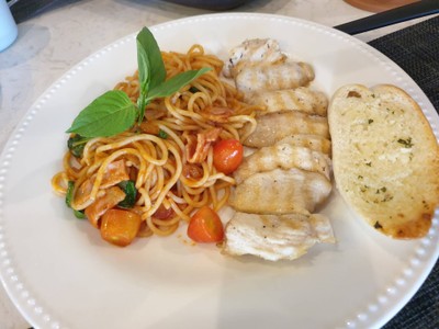 เฟตตูชินีอกไก่ซอสมะเขือเทศ