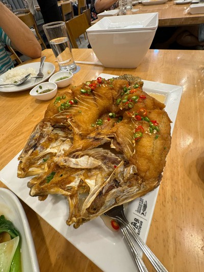 ปลากะพงทอดราดน้ำปลา