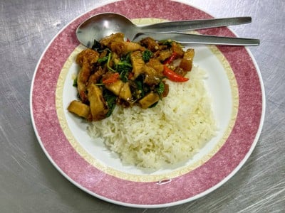 กะเพราหมูกรอบ