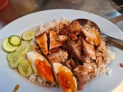ข้าวหมูแดงหมูกรอบ (ธรรมดา)