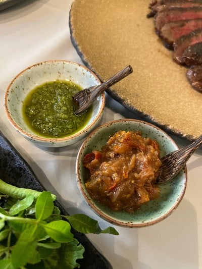 เนื้อย่างกับแจ่วกะปิ