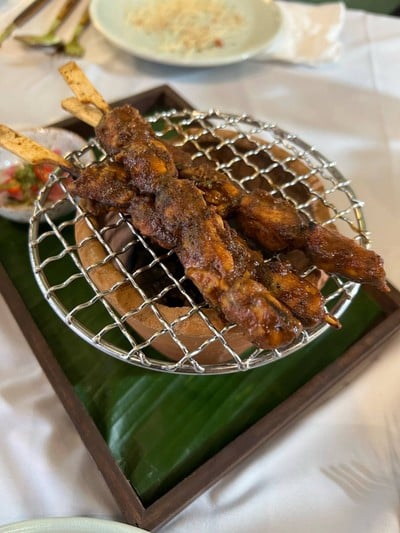 หอยกอและย่างกับผักดอง