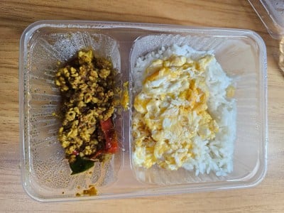ข้าวหมูผัดคั่วกลิ้งไข่ขยี้