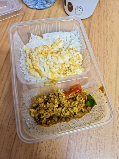 ข้าวหมูผัดคั่วกลิ้งไข่ขยี้