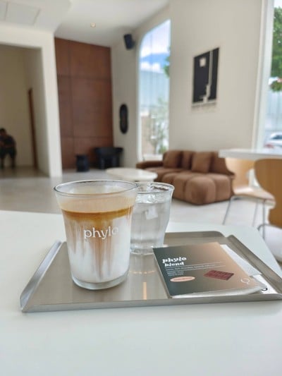 เป็น signature ของร้านดื่มง่าย นมหวานมัน แก้วมีเขียน phylo ถ่ายรูปยังไงก็สวย