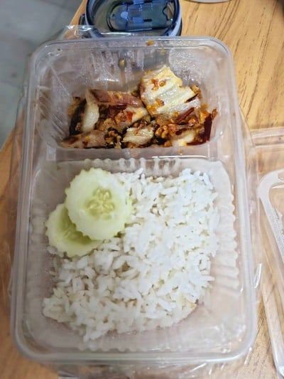 ข้าวหมูกรอบผัดพริกเกลือ