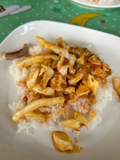 ปลาหมึกผัดไข่เค็มราดข้าว