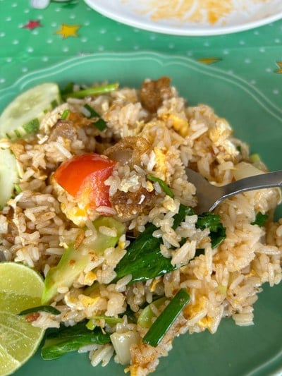 ข้าวผัดคะน้าหมูกรอบ