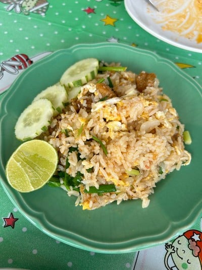 ข้าวผัดคะน้าหมูกรอบ
