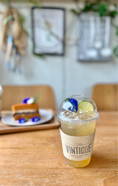 🍋🟩 Iced Honey Lemon Soda. (Price 95 Baht.)