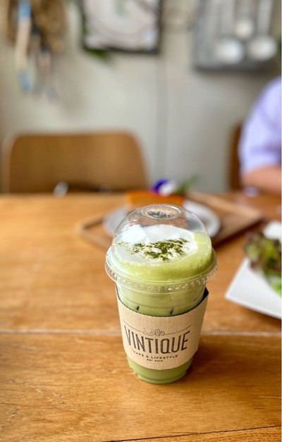 🍵 Iced Matcha Latte. (Price 85 Baht.)