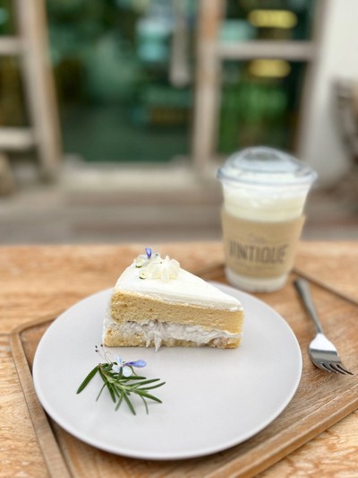 🍰 Coconut Cake. (Price 120 Baht.)