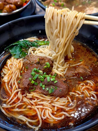 บะหมี่เนื้อตุ๋นน้ําแดง 红烧⽜⾁⾯(进⼝⽜ ⾁)
