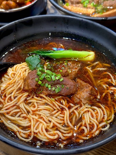 บะหมี่เนื้อตุ๋นน้ําแดง 红烧⽜⾁⾯(进⼝⽜ ⾁)