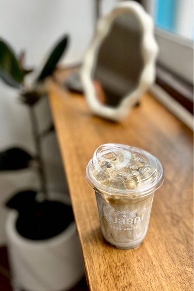 🍵 Iced Hojicha. (Price 90 Baht.)