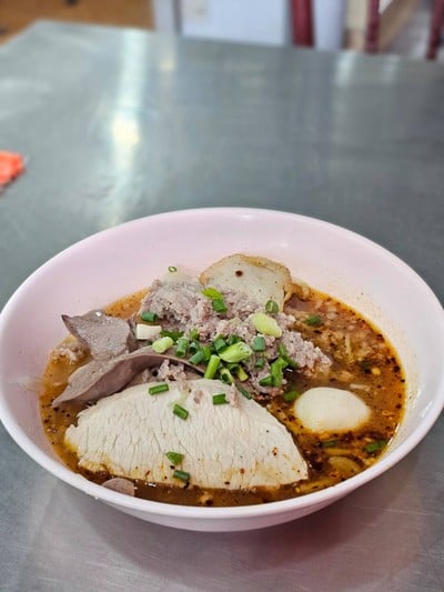 เมนูของร้าน รุ่งเรือง (ตั๋ง) ก๋วยเตี๋ยวหมู สุขุมวิท26 เจ้าเก่า ร้านหัวมุมนะจ๊ะ