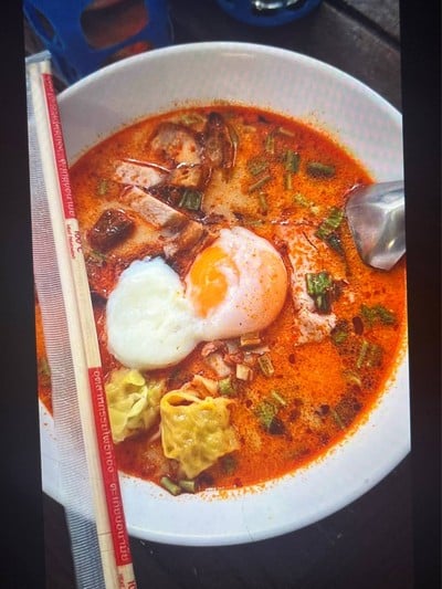 บะหมี่เกี๊ยวต้มยำหมูกรอบ