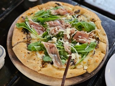 พิซซ่าทรัฟเฟิลและพาร์ม่าแฮม