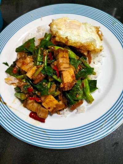 ข้าวราดคะน้าหมูกรอบไข่ดาว