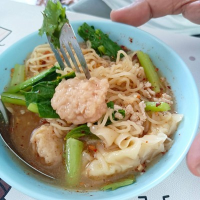 บะหมี่เกี๊ยวไก่เด้ง