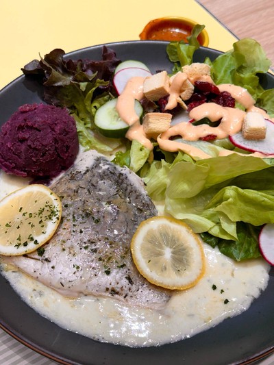 สเต็กปลากะพงเลมอนบัตเตอร์ซอส