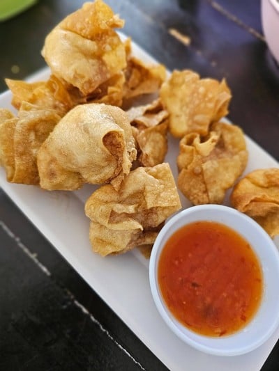 เกี๊ยวหมูทอดกรอบ ไส้ทะลัก