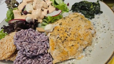 สเต็กอกไก่ ผักโขมทรัฟเฟิล