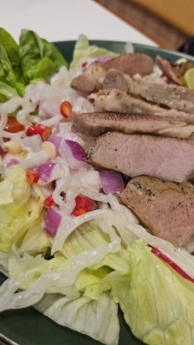 สลัดยำเส้นแก้วหมูย่าง