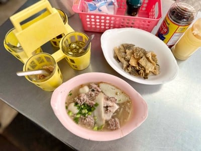 รุ่งเรือง (ตั๋ง) ก๋วยเตี๋ยวหมู สุขุมวิท26 เจ้าเก่า ร้านหัวมุมนะจ๊ะ