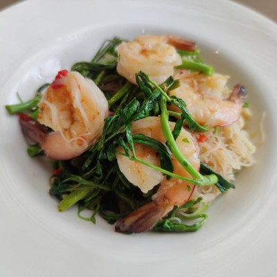 เส้นหมี่ผัดกระเฉดกุ้ง  | Stir-fried rice vermicelli with water mimosa and prawns