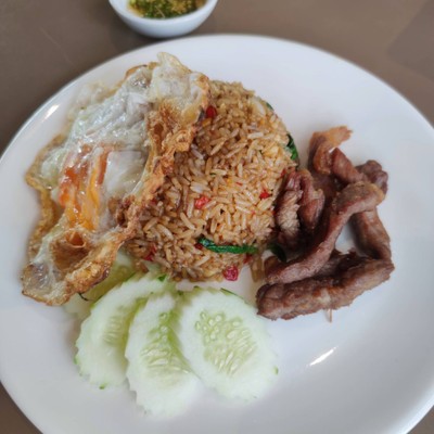 ข้าวกระเพราคลุกเนื้อเค็ม