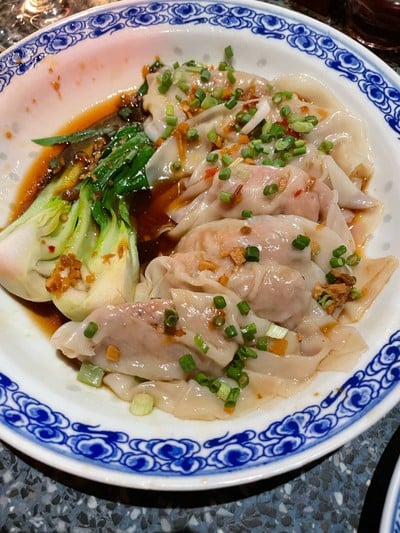 เกี๊ยวเป็ดลวกคลุกซอสน้ำมันงาพริก