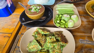 น้ำพริกกะปิ ผักสด ชะอม