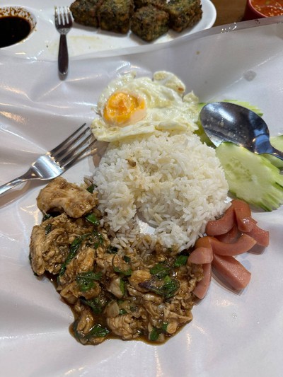 กะเพราไก่ราดข้าว+ไข่ดาว