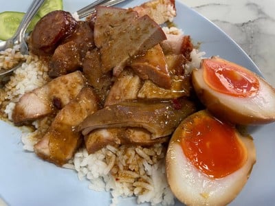 ข้าวหมูแดงหมูกรอบใส่เครื่องในและไข่ด้วย