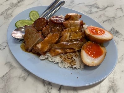 ข้าวหมูแดงใส่ทุกอย่าง