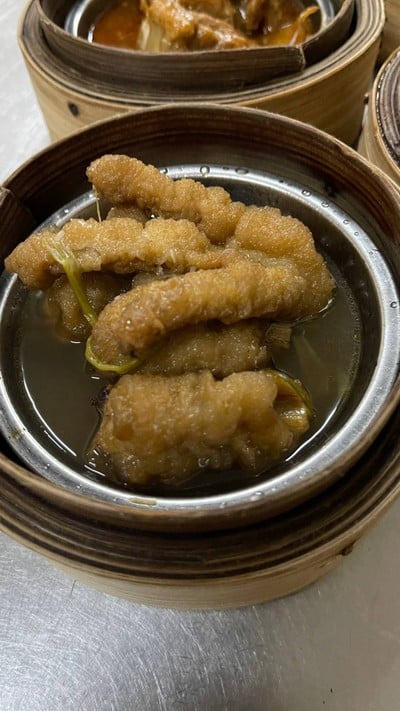 ตีนไก่น้ำแดง