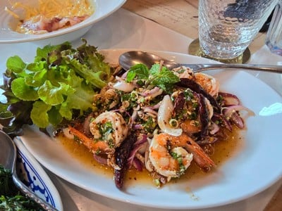 ยำกุ้งสะดุ้งแซ่บ