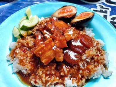 ข้าวหมูแดงใส่ใข่ดำ (ธรรมดา)