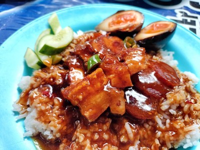 ข้าวหมูแดงใส่ใข่ดำ (ธรรมดา)