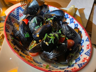 Black mussels in white wine sauce