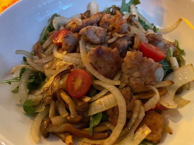 Rocket salad, sausage and mushrooms