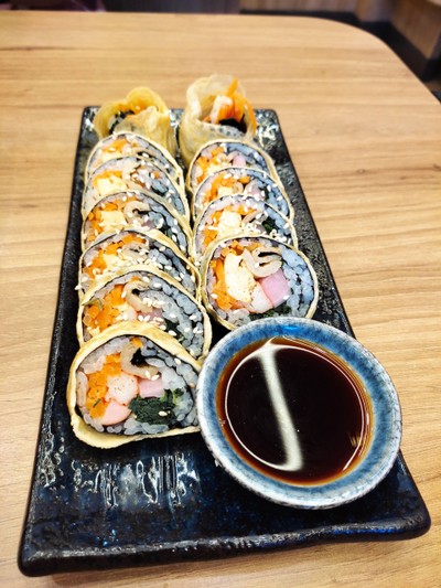 คิมบับไข่ (ข้าวห่อสาหร่ายไข่)